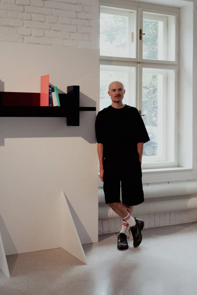 Designér Jiří Krejčiřík u police